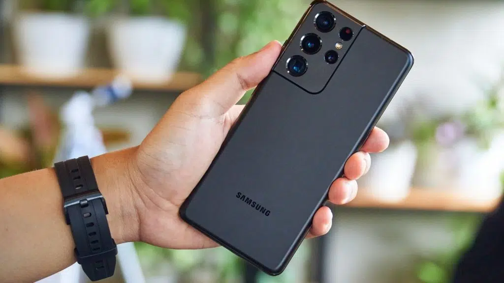 Samsung zeigt Ihnen, wie Sie Apps auf Ihrem Telefon schützen Person, die Samsung Galaxy S21 hält