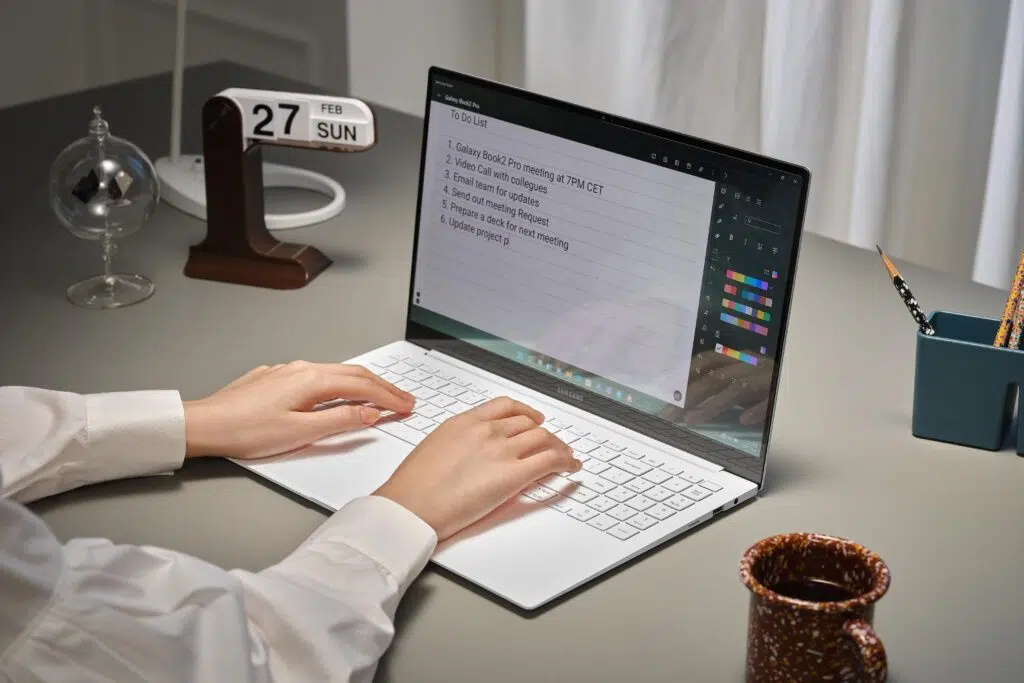 Samsung anuncia galaxy book2 pro com bateria de até 21 horas Mulher usando galaxy book2 pro 5g