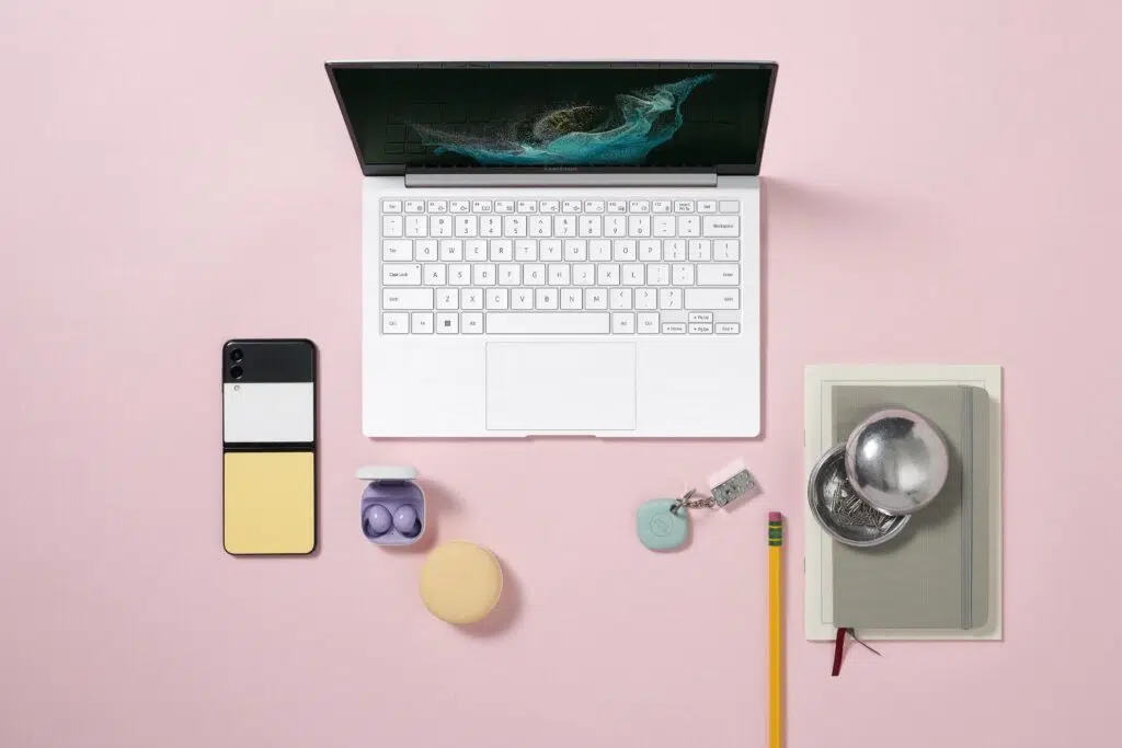 Samsung anuncia galaxy book2 pro com bateria de até 21 horas Galaxy book2 pro em um fundo rosa ao lado de outros aparelhos fabricados pela samsung