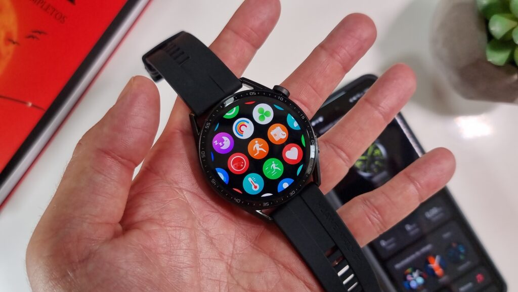 Huawei watch gt 3 com a tela ligada