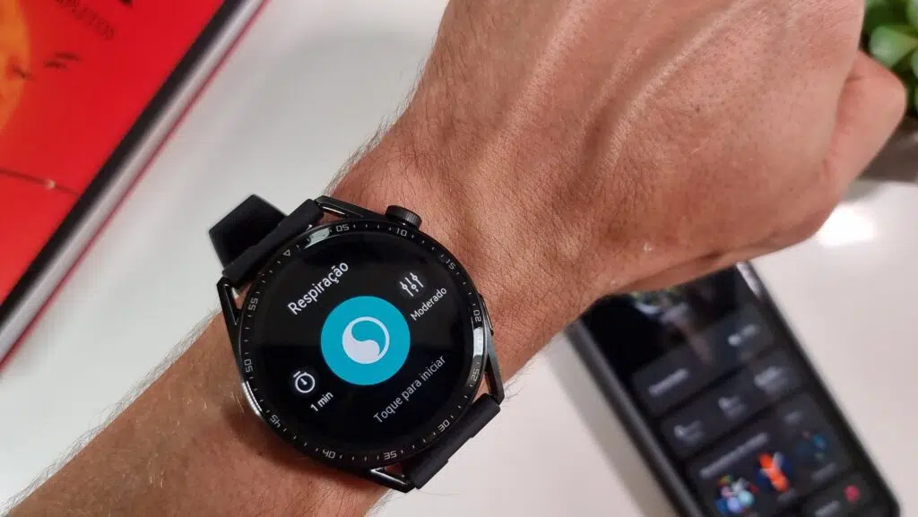 Huawei watch gt 3 chega ao brasil com bateria de até 14 dias Huawei gt 3 preso em um pulso com a tela de sensor de respiração sendo exibida