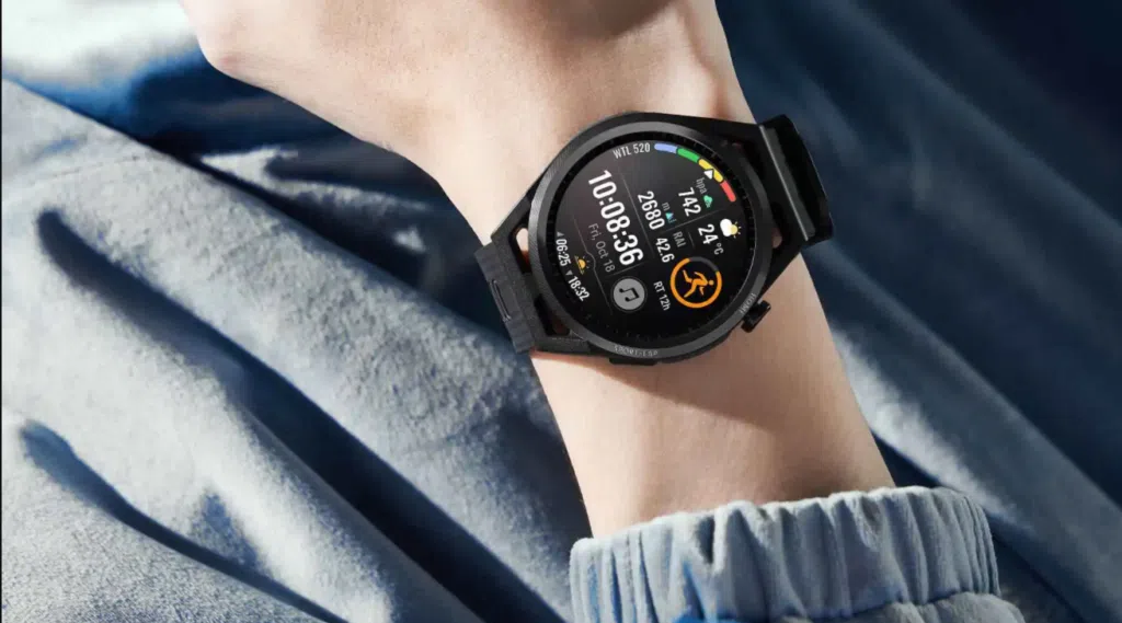 Huawei watch gt 3 chega ao brasil com bateria de até 14 dias Pessoa usando huawei watch gt runner