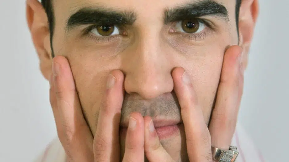 Como contratar um hacker? É correto? Mafiaboy, apelido de rede de michael calce, é um notório hacker conhecido por ter derrubado importantes portais da internet quando tinha apenas quinze anos de idade, em 2000 (imagem: cnn/divulgação)