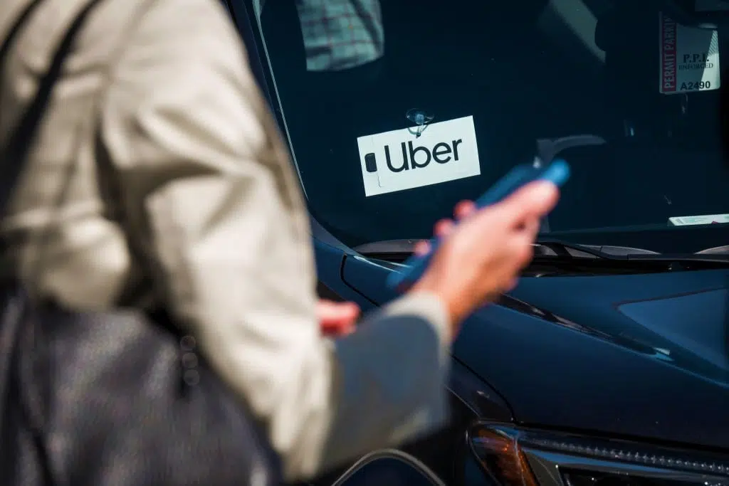 Finn ut hvilken uber-vurdering du mottok fra sjåfører Kvinne som får tilgang til Ubers personvernsenter