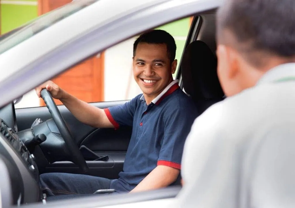 Finn ut hvilken uber-vurdering du mottok fra sjåfører Uber-sjåfør smiler til passasjer