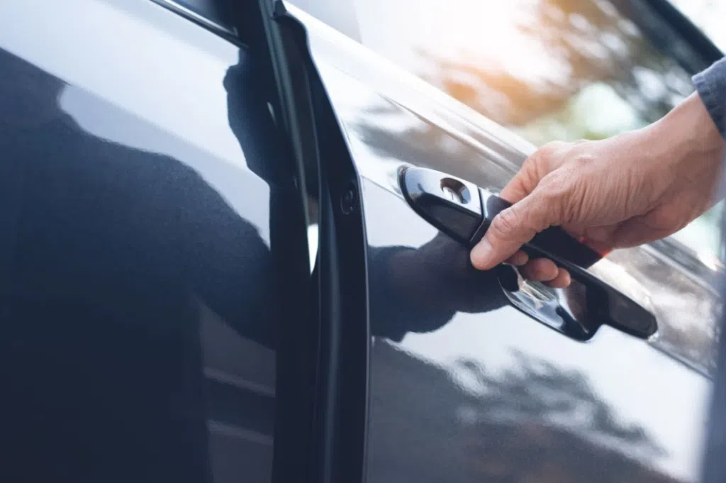 Finn ut hvilken uber-vurdering du mottok fra sjåfører Person som lukker bildøren