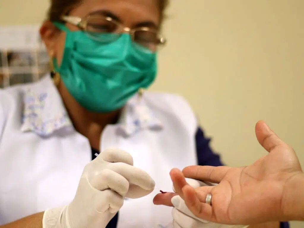 Entenda os riscos da nova variante do hiv Mulher detectando variante vb