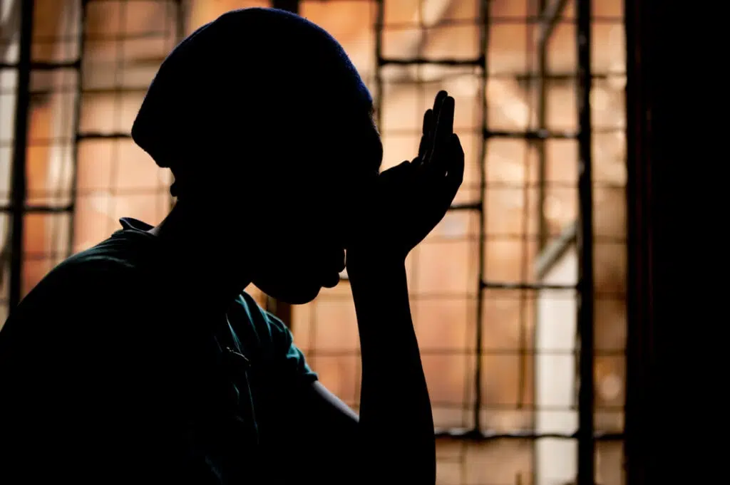 Entenda os riscos da nova variante do hiv Pessoa negra em uma casa