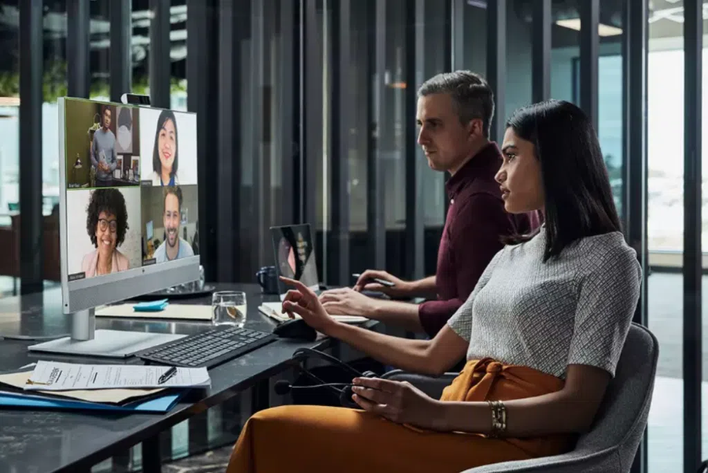 Hp apresenta pcs all-in-one para impulsionar trabalho híbrido Pessoas fazendo videochamada no hp presence aio conferencing pc