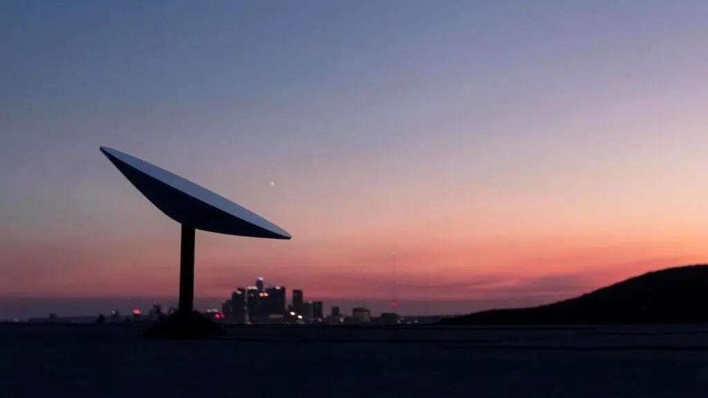 Preço da starlink no brasil é revelado, veja valores Antena da starlink instalada em uma casa