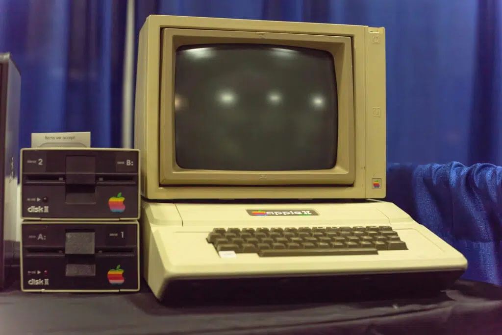 Revolução dos computadores: veja 10 máquinas históricas A imagem mostra o computador apple ii em exposição em um evento