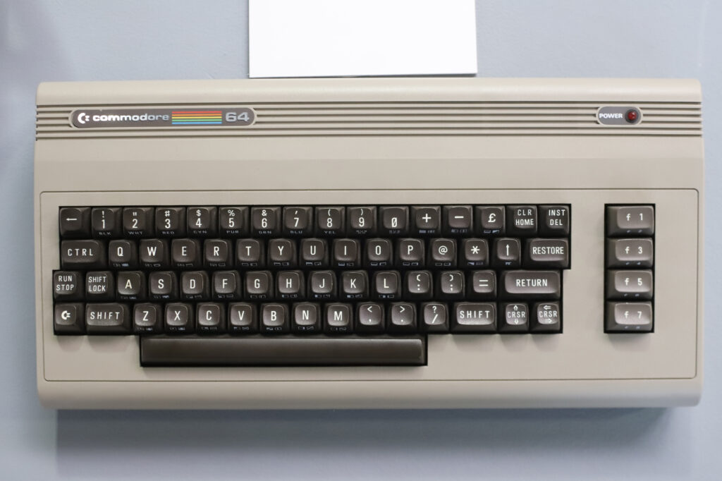 A imagem mostra o microcomputador commodore 64, pc antigo sucesso nos anos 80