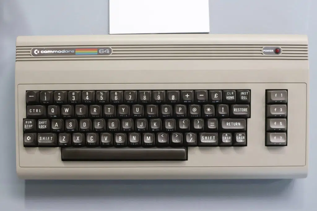Revolução dos computadores: veja 10 máquinas históricas A imagem mostra o microcomputador commodore 64, pc antigo sucesso nos anos 80