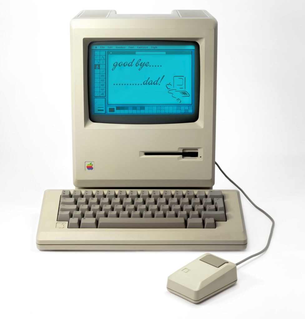 A imagem mostra o computador macintosh, uma revolução dos computadores na parte gráfica