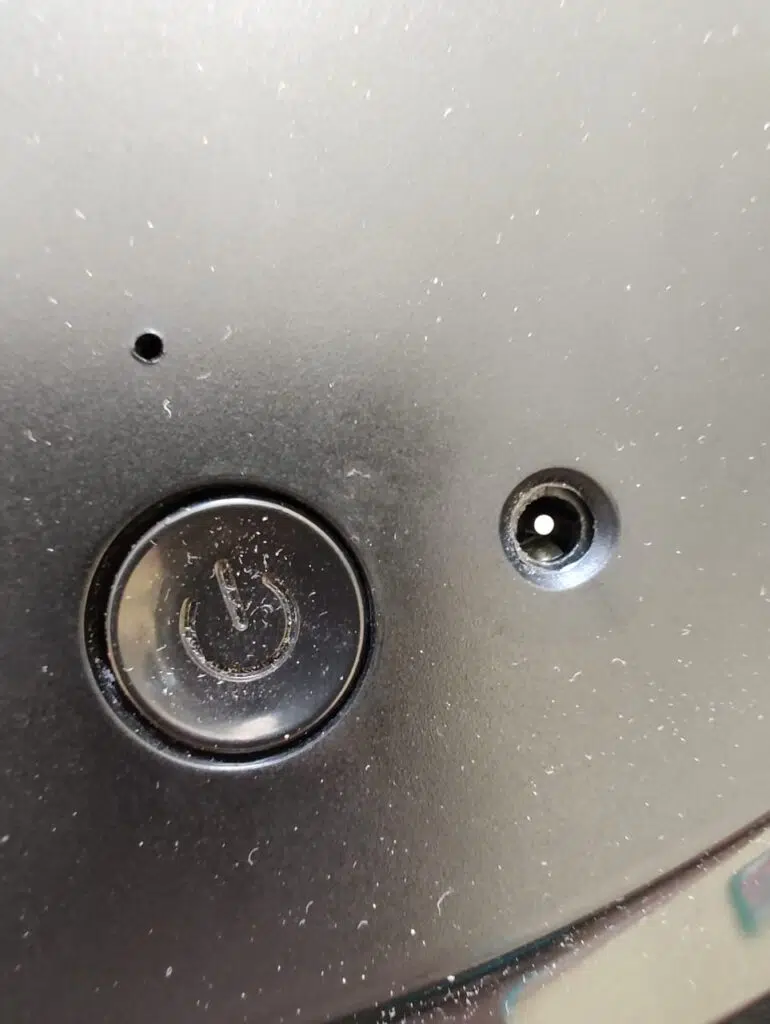 Review: robot aspirador ob12, sencillo sin medida La aspiradora ob12 tiene un solo botón, el de encendido y apagado, con un LED en el lateral y su conector de alimentación.