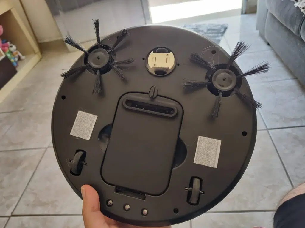 Review: robot aspirador ob12, sencillo sin medida Parte trasera de la aspiradora ob12, con sus ruedas y limpiaparabrisas