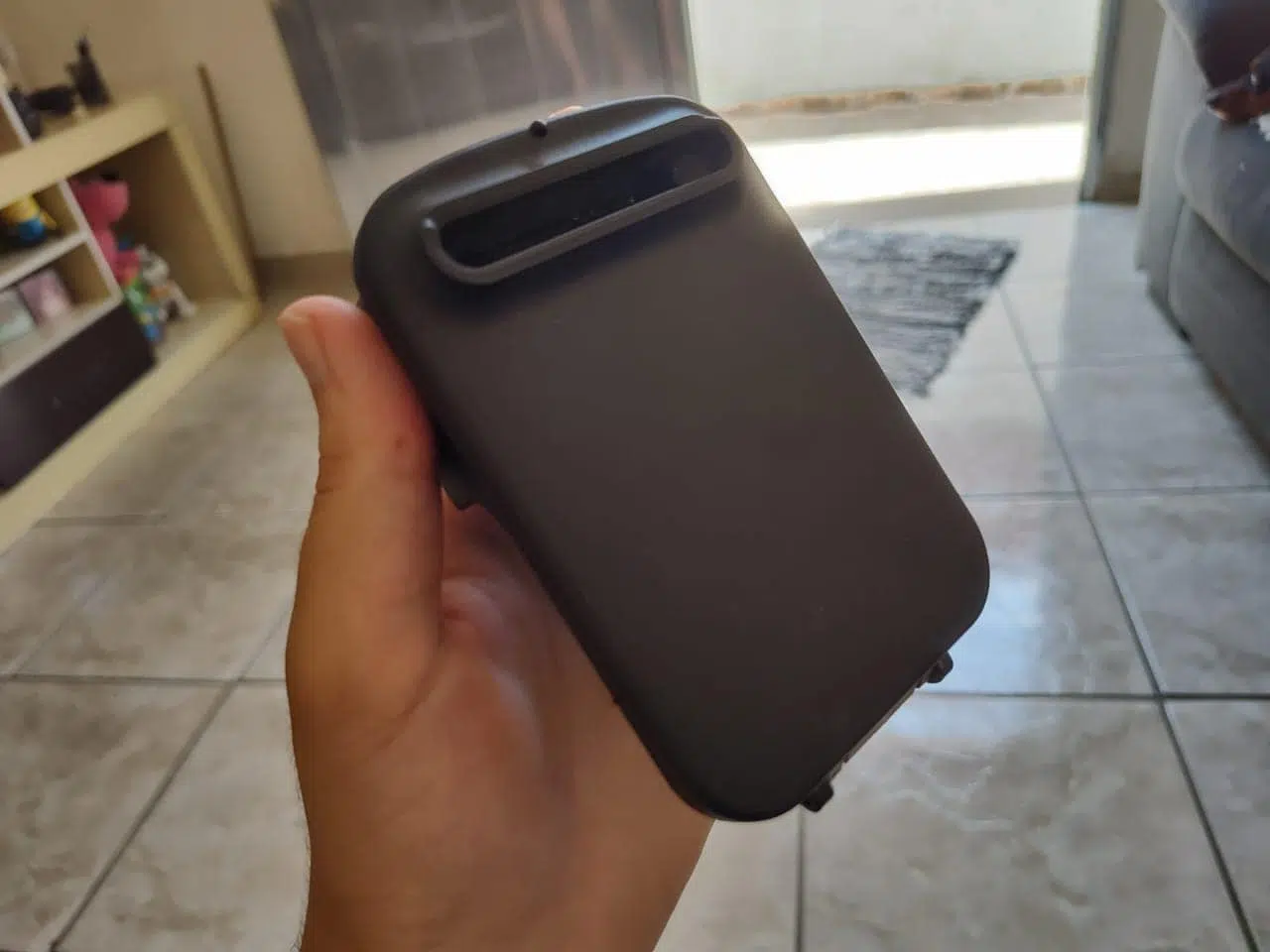 Review: robot aspirador ob12, sencillo sin medida El compartimento de suciedad de la aspiradora ob12 es pequeño pero está a la altura de su tamaño