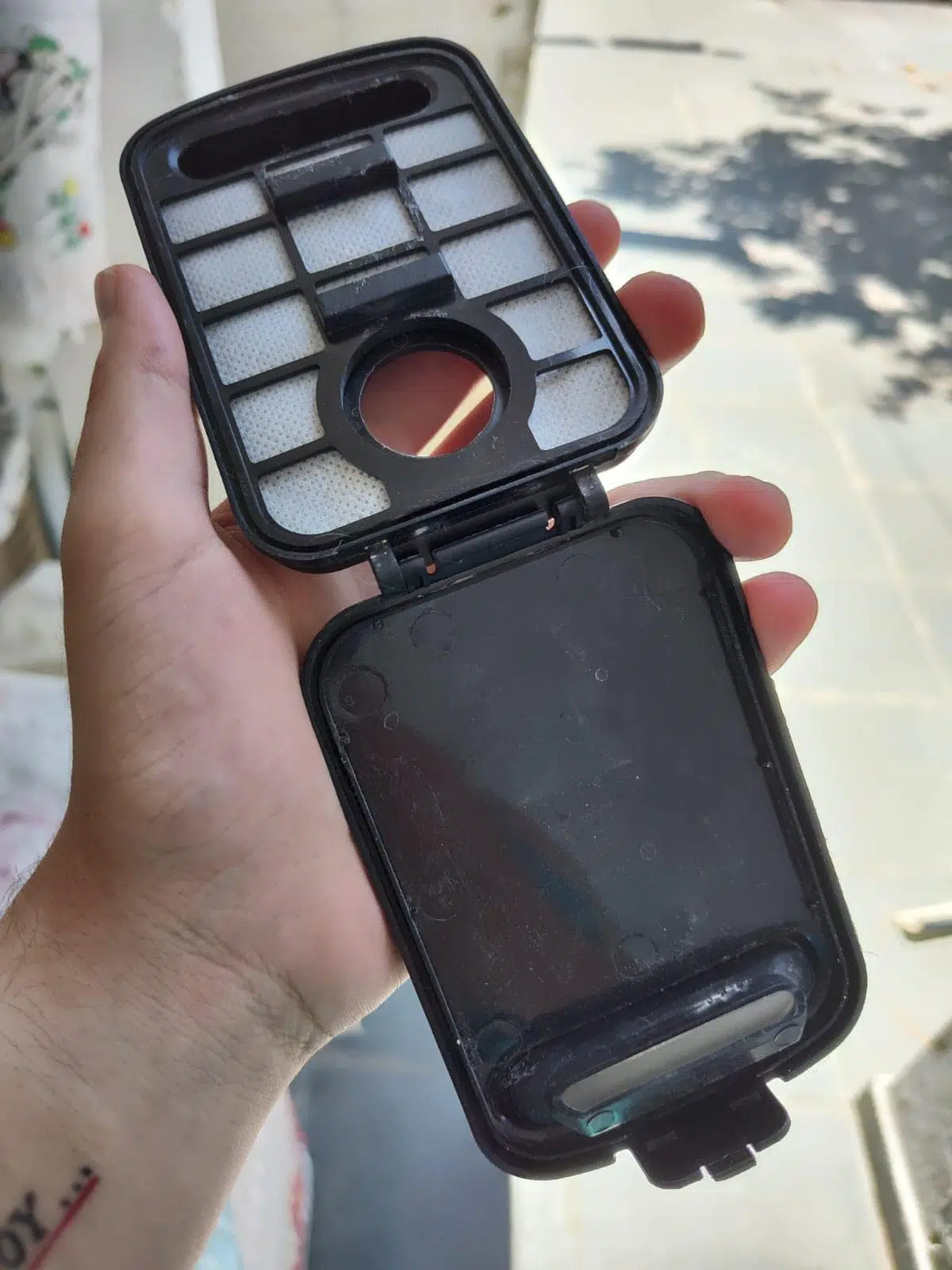 Review: robot aspirador ob12, sencillo sin medida El compartimento de la aspiradora ob12 abierto, listo para limpiar