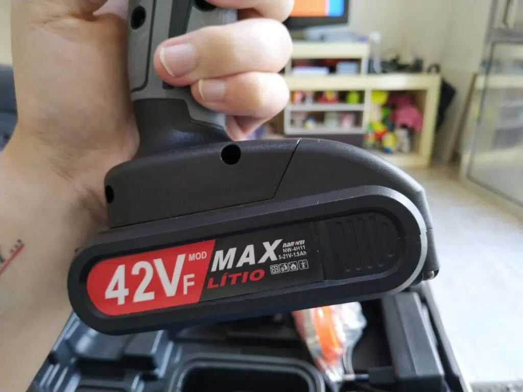 Bewertung: Nanwei Elektroschrauber und Bohrer Durch die Installation des Akkus haben Sie den Bohrer bereits einsatzbereit.