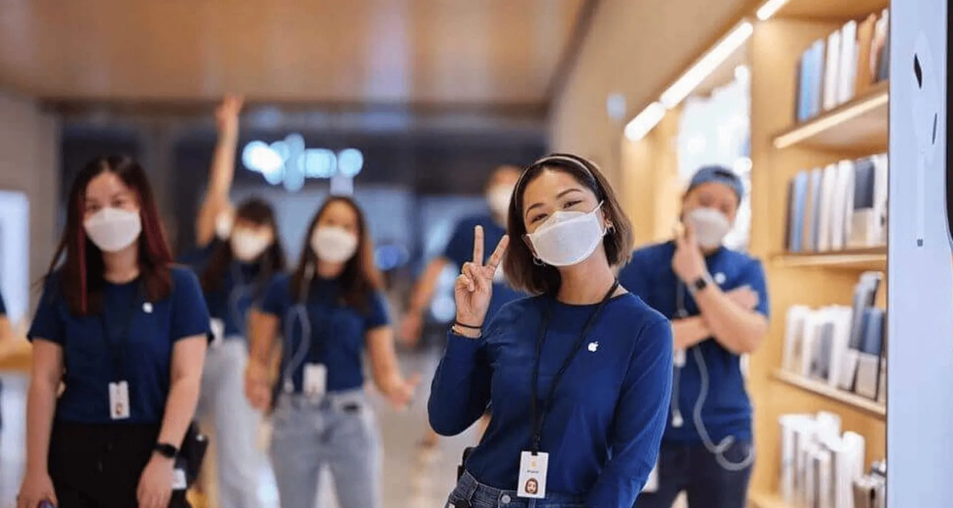 Funcionários de lojas físicas da apple realizando uso de máscara