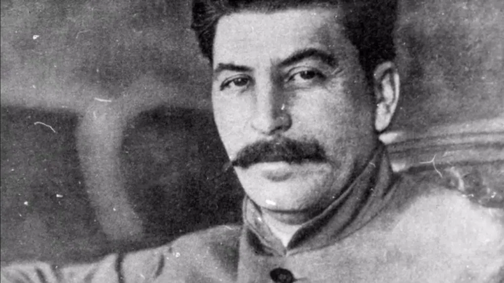 Crítica: como se tornar um tirano é o irônico bê-á-bá da autocracia Stalin na crítica de como se tornar um tirano