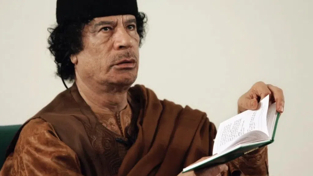 Crítica: como se tornar um tirano é o irônico bê-á-bá da autocracia Ditador gaddafi