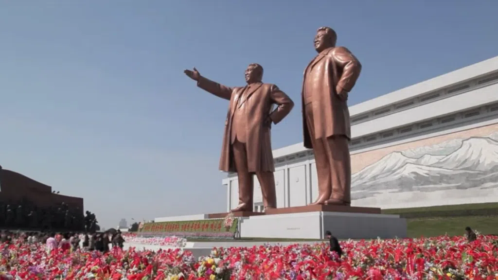 Crítica: como se tornar um tirano é o irônico bê-á-bá da autocracia Estátuas dos ditadores homens da família kim da coreia do sul