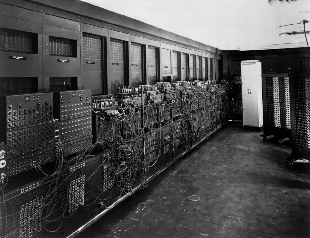 Revolução dos computadores: veja 10 máquinas históricas Um dos primeiros computadores, o eniac ocupava uma sala inteira e pesava toneladas
