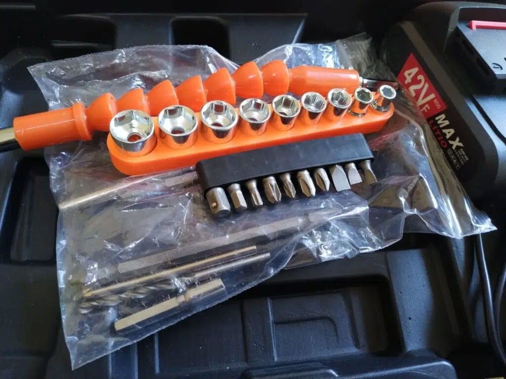 Bewertung: Nanwei Elektroschrauber und Bohrer Das elektrische Bohrer-Kit von Nanwei wird mit verschiedenem Zubehör geliefert