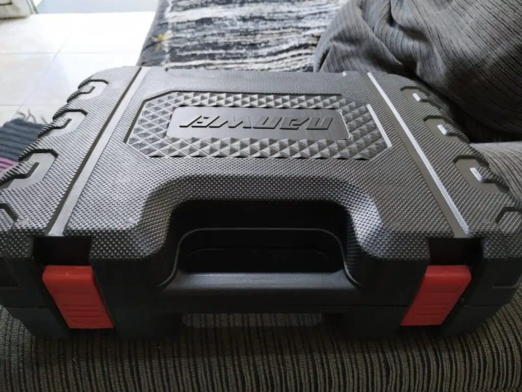 Bewertung: Nanwei Elektroschrauber und Bohrer Die elektrische Bohrmaschine von Nanwei wird in einer schönen Tragetasche geliefert, um alles organisiert zu halten