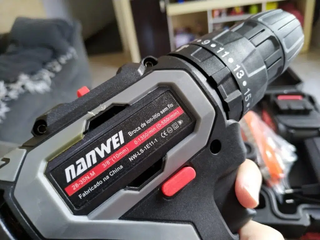 Bewertung: Nanwei Elektroschrauber und Bohrer Das elektrische Bohrer-Kit von Nanwei ist sehr interessant und vollständig