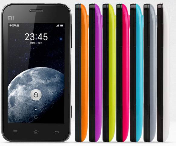 A imagem mostra o xiaomi mi 1, primeiro celular lançado pela xiaomi, e suas variações de cor de capa