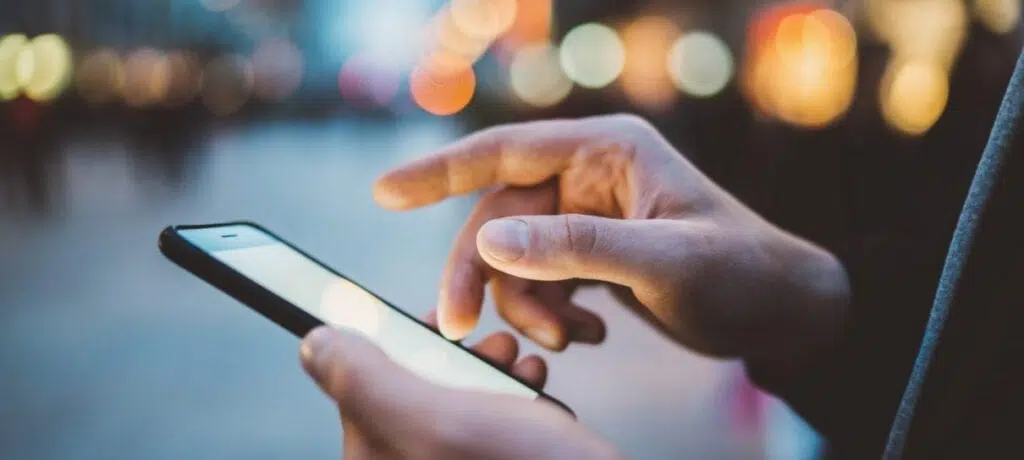 Telegram ou whatsapp: qual app facilita mais o acesso a fake news Mulher realizando checagem de fake news