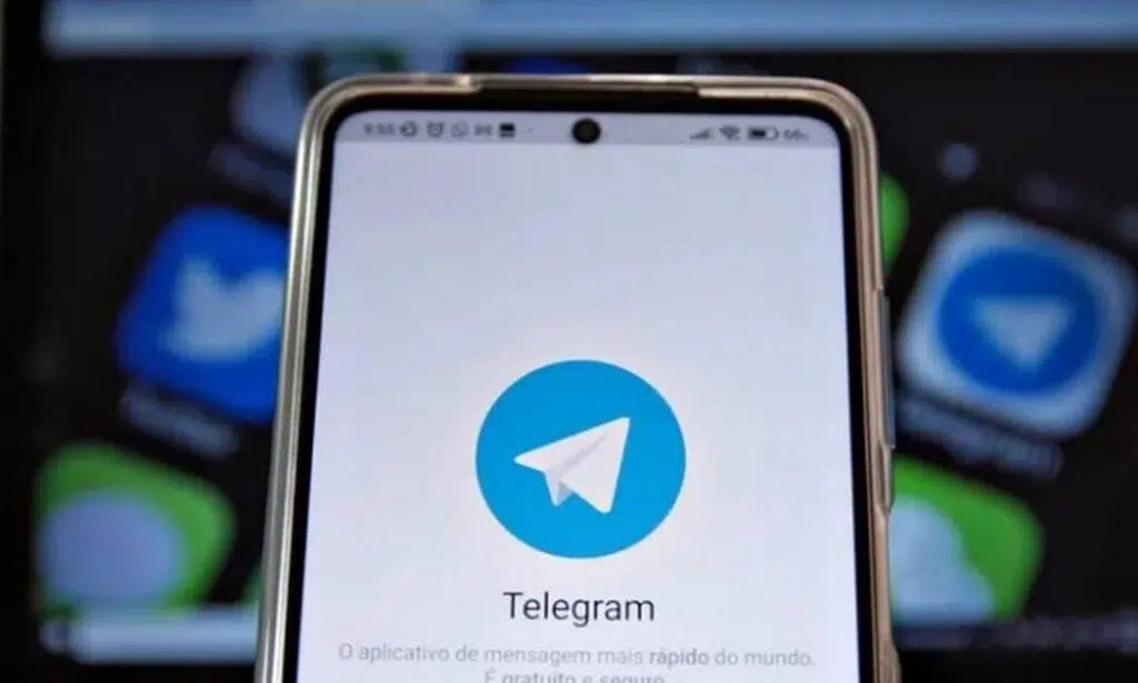 Telegram ou whatsapp: qual app facilita mais o acesso a fake news Celular com aplicativo de mensagens russo aberto