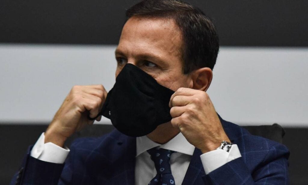 Governador joão doria do estado de são paulo deixando de fazer uso de máscara em locais fechados
