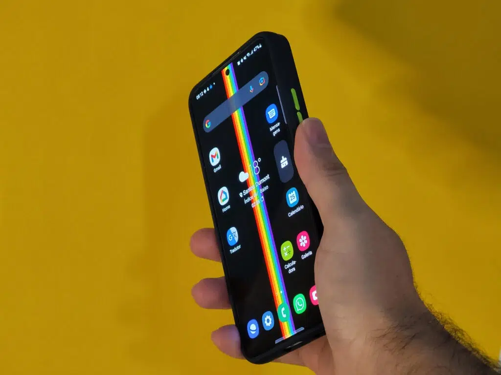 Review galaxy s22: o que tem de novo? Galaxy s22 na frente de fundo amarelo