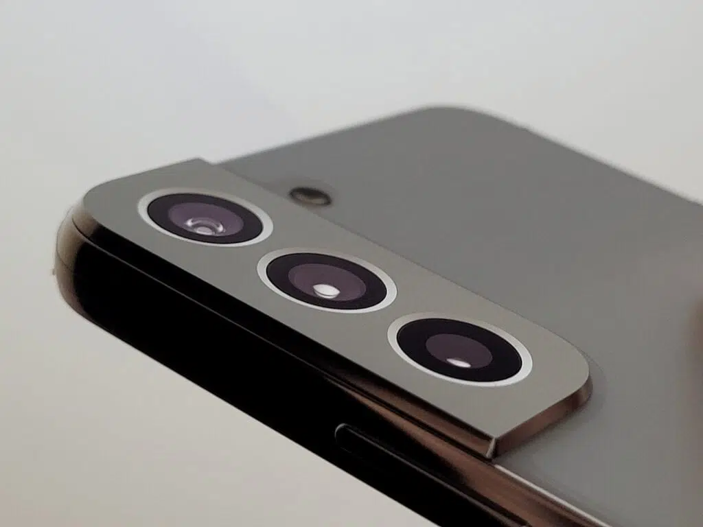 Review galaxy s22: o que tem de novo? Fundo branco mostrando o bloco de câmeras do galaxy s22