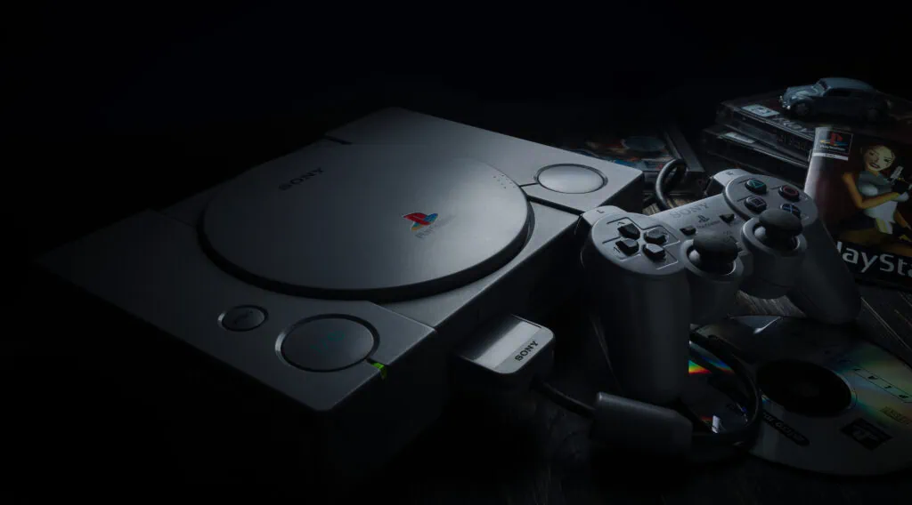 Как установить эмулятор плейстейшн на пк На изображении показана PlayStation 1, одна из самых продаваемых видеоигр в истории, на эмуляторах которой есть несколько отличных игр.