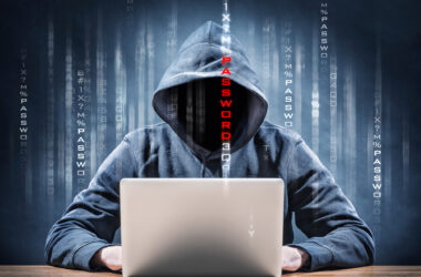 A imagem mostra um hacker desconhecido e dados na tela. O grupo hacker lapsus$ ainda é anônimo em sua maior parte