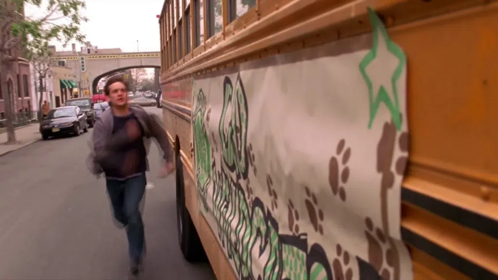 Como ser pontual? Entenda por que as pessoas se atrasam Como ser pontual e o que se passa na cabeça da pessoa atrasada? Imagem do peter parker de tobey maguire correndo atrás do ónibus da escola em cena do filme 'homem-aranha' de 2002