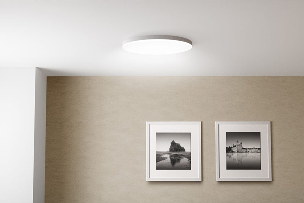 A imagem mostra a luminária inteligente da xiaomi em um quarto decorado