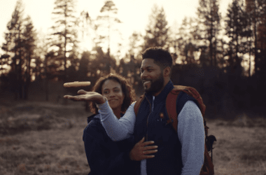 Casal de pessoas negras utilizando drone de selfie do snapchat
