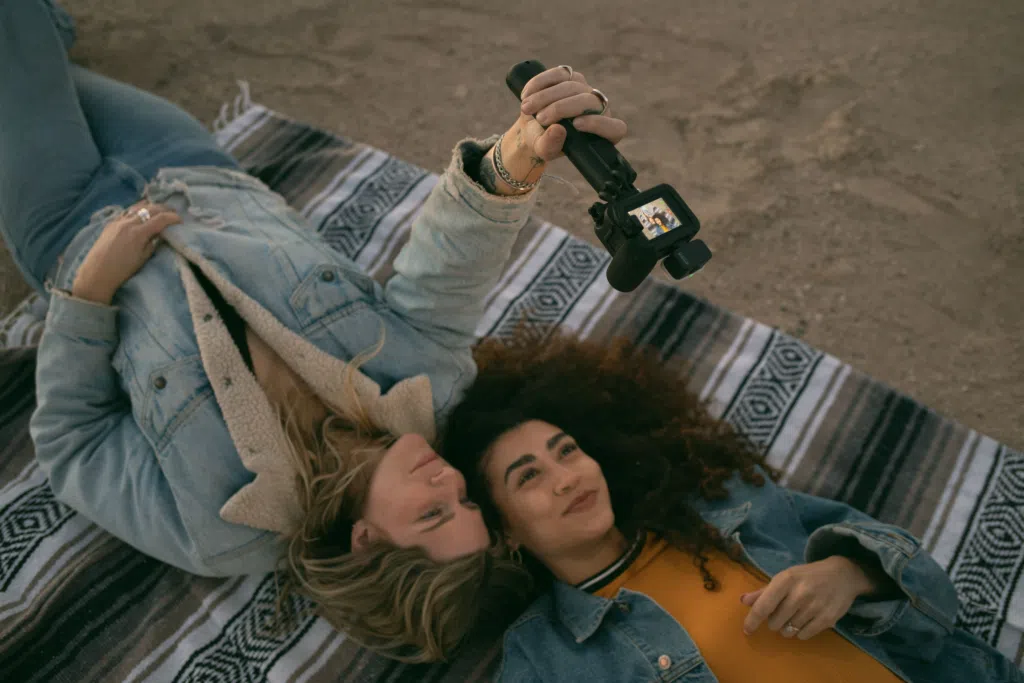 Gopro hero10 black ganha kit creator edition, com 3x mais bateria Principal item do kit, a câmera gopro hero10 black foi lançada no ano passado, sendo a câmera de ação mais potente da empresa. Reprodução: gopro