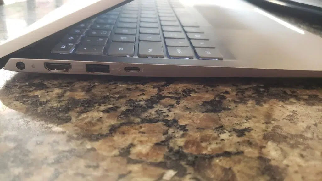 Review: notebook dell inspiron 15 arrasa no dia a dia Imagem do lado esquerdo do notebook