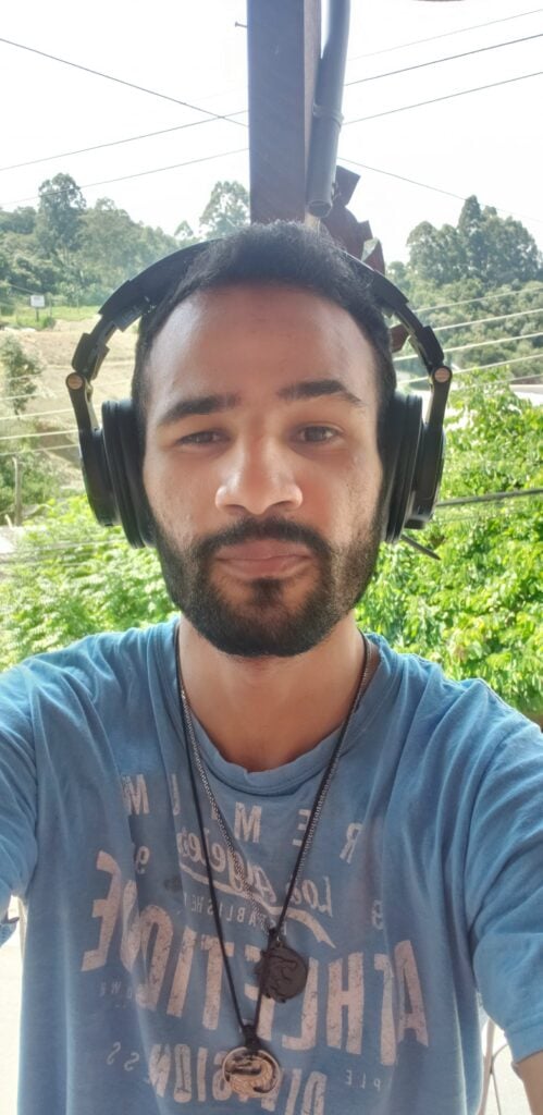 Homem de 24 anos utilizando fone de ouvido bluetooth oneodio a70