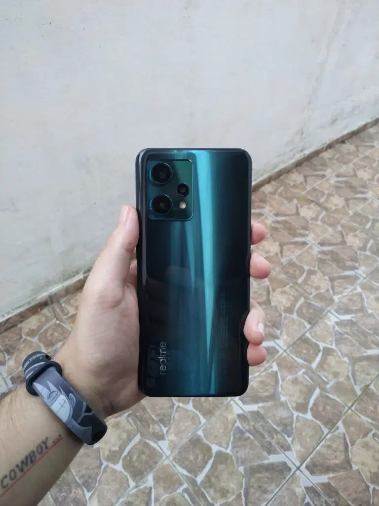 Review: realme 9 pro+ tem bateria pro dia todo O design do realme 9 pro plus é muito bonito e interessante
