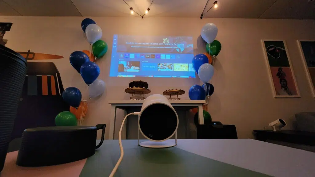 Samsung lança projetor the freestyle no brasil Projetor the freestyle exibindo imagem em tela de 100 polegadas