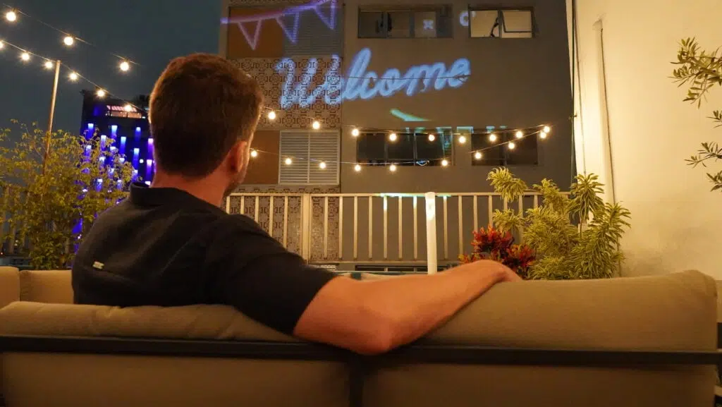 Samsung lança projetor the freestyle no brasil Projetor the freestyle exibindo frases no modo ambiente