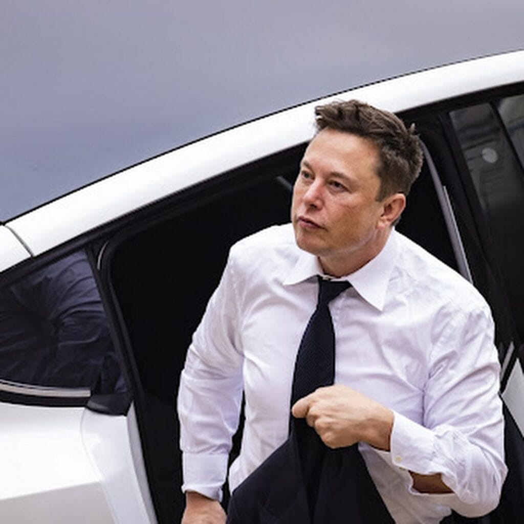 Elon musk comparecendo ao julgamento da tesla