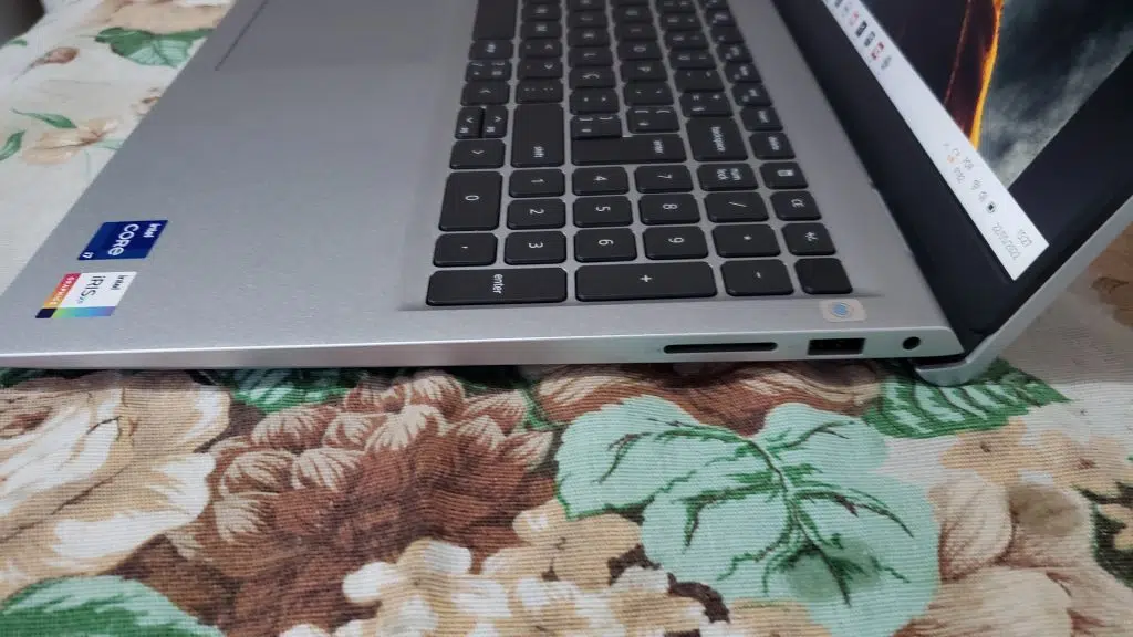 Review: notebook dell inspiron 15 3000 Imagem das entradas do lado direito do notebook.
